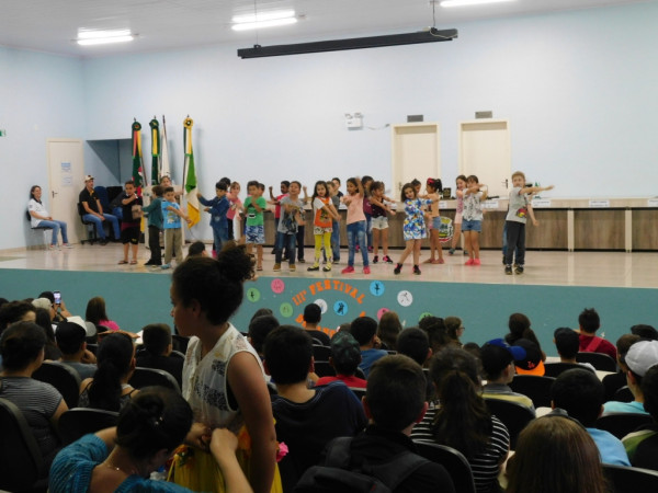 Festival de Danças da Escola Alberto Torres 